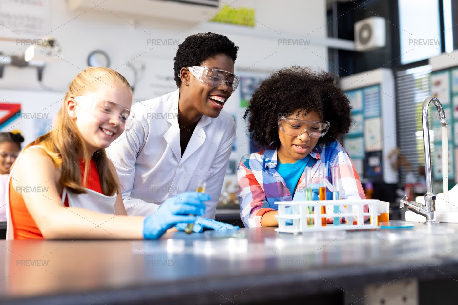 Students And Teacher Doing Experiment In Science Class - Stock Photos ...