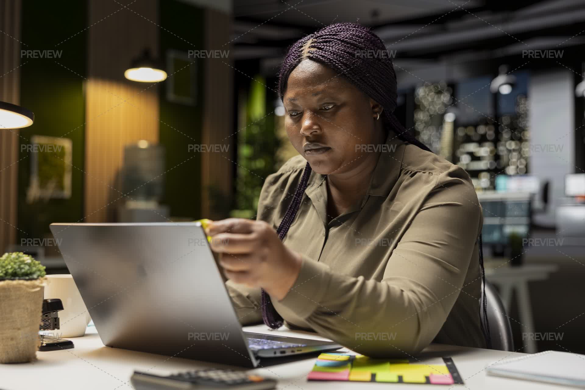 Businesswoman Placing Sticky Notes On The Laptop Screen - Stock Photos ...