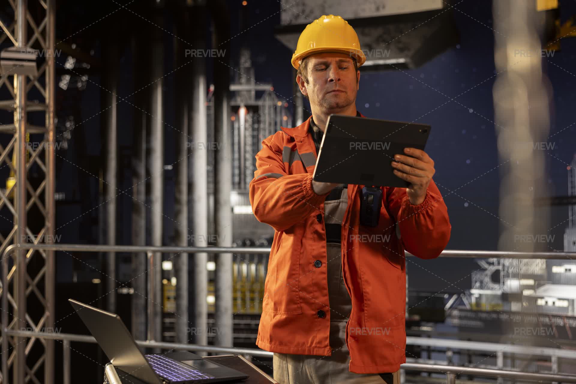 Tach Rig Operator Professional Rig Worker On Drilling Platform Inspecting Emission ...