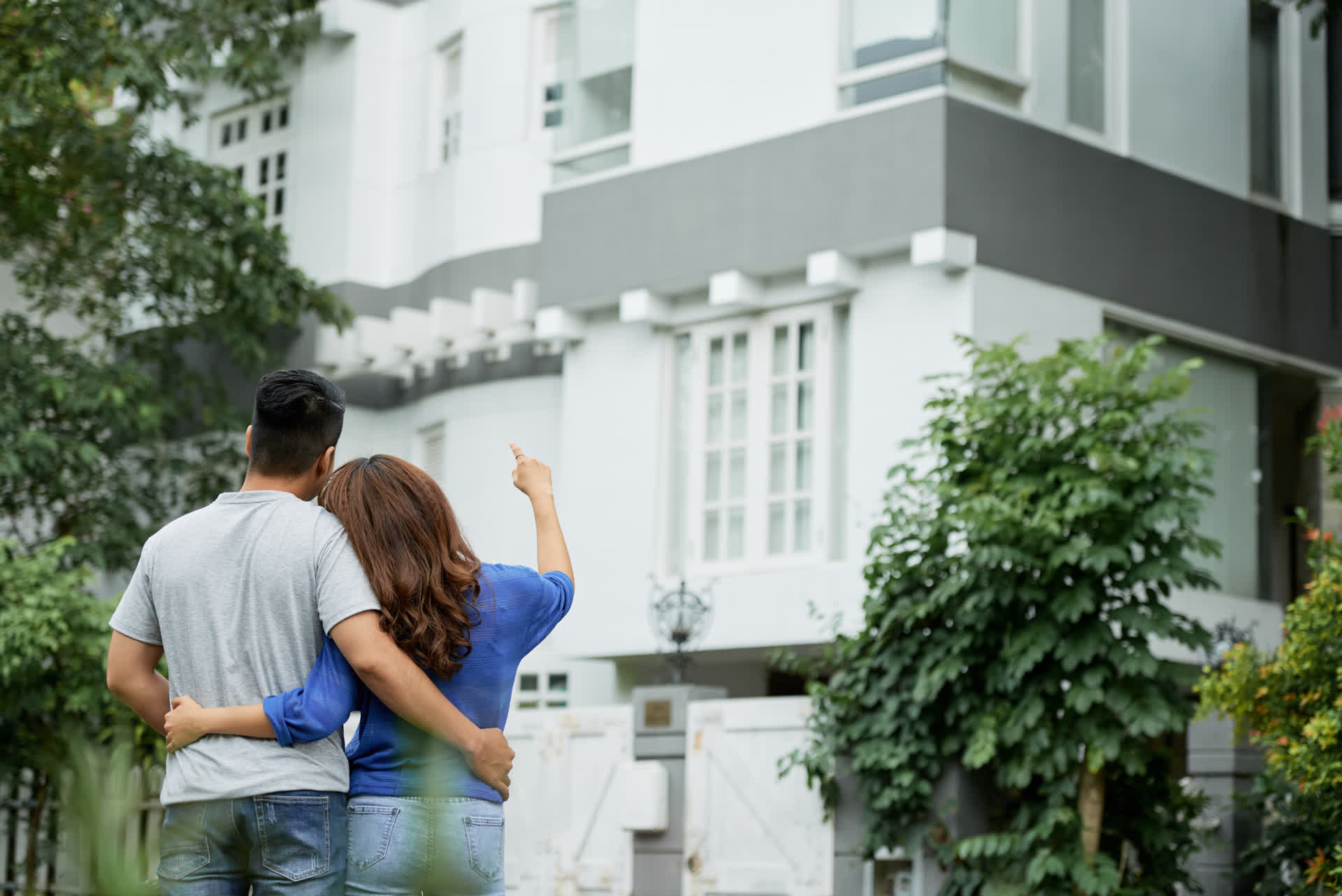 feature image of Should You Buy the Biggest House in the Neighborhood?